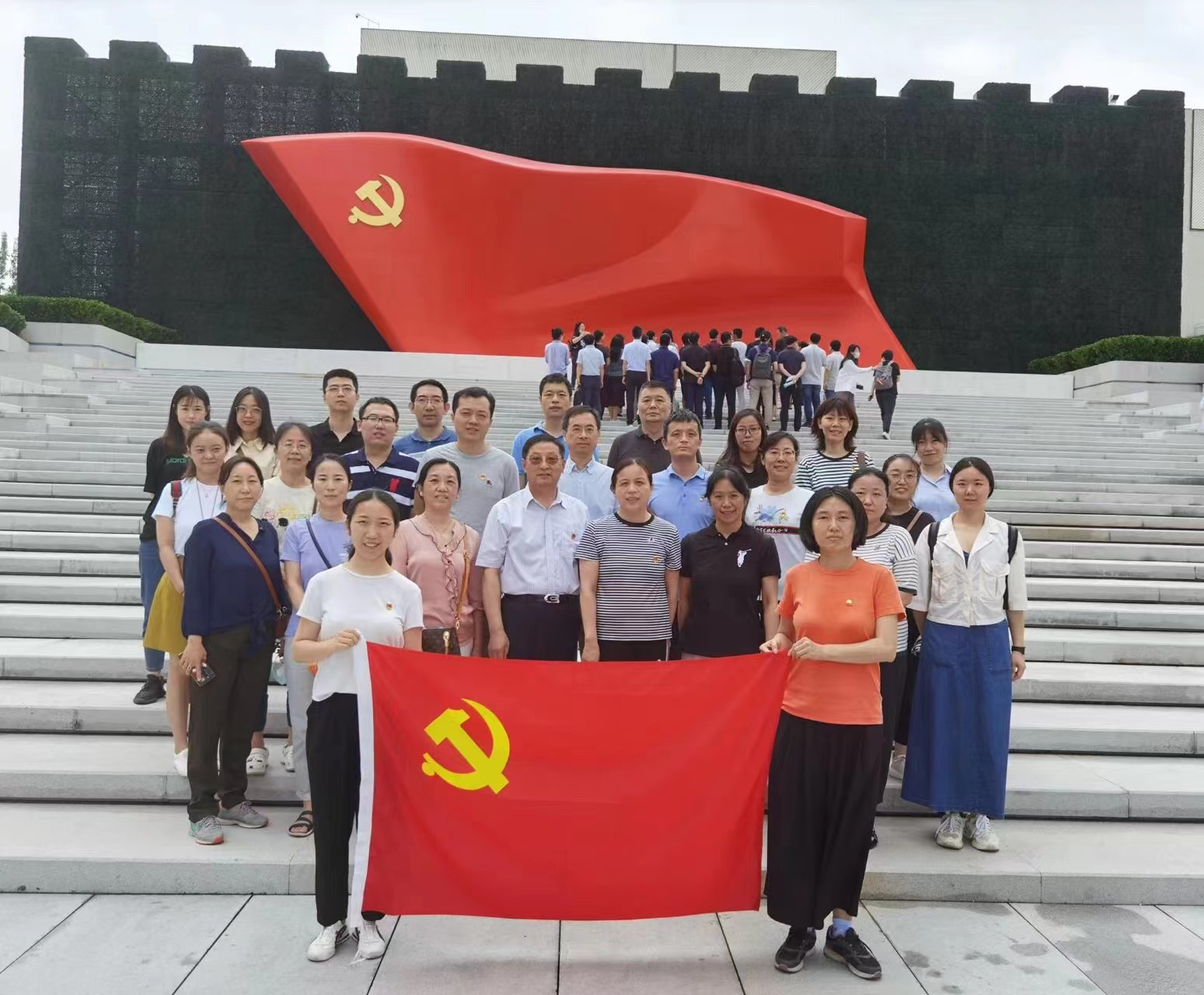国际交流中心党支部组织参观中国共产党历史...