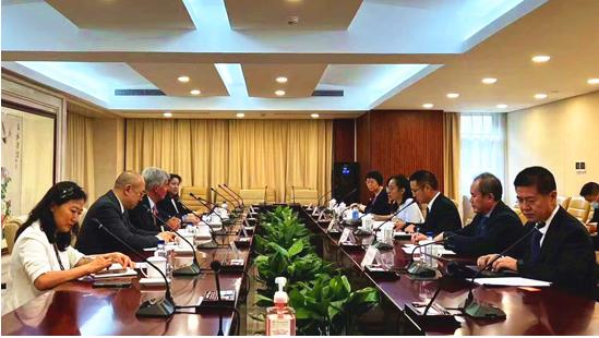 黄果副局长会见葛兰素史克公司董事会主席司...