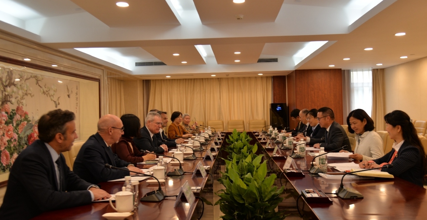 黄果会见法国施维雅集团全球执行总裁奥利弗...