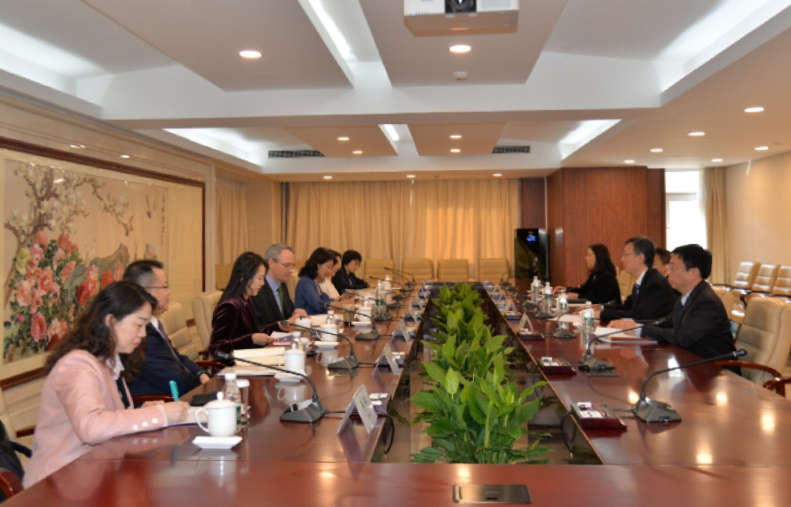 杨胜会见中国美国商会会长何迈可