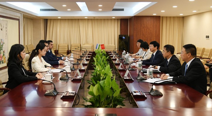 李利会见乌兹别克斯坦卫生部药品安全中心主...