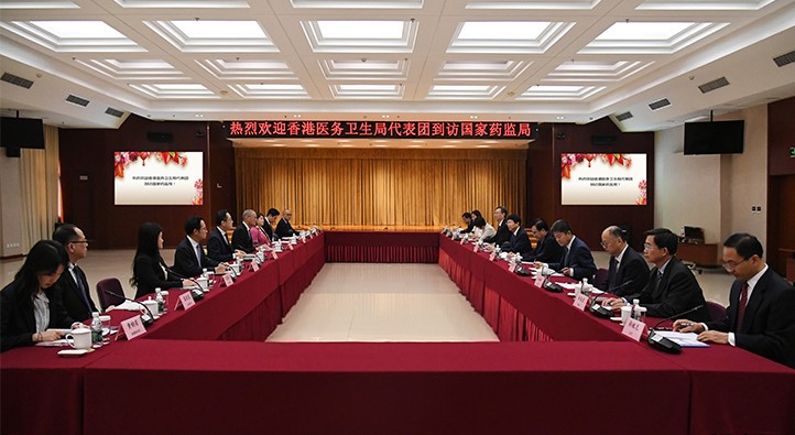 李利会见香港特区政府医务卫生局局长卢宠茂