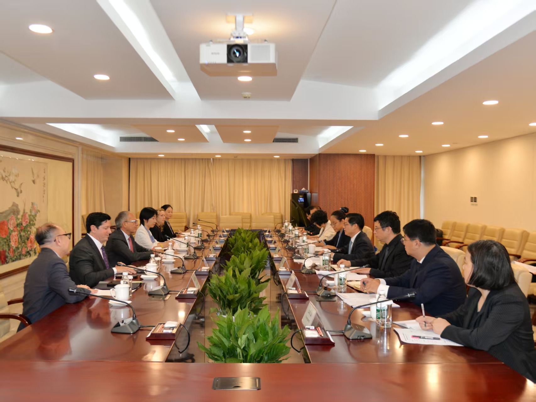 雷平会见爱德华生命科学首席执行官-兼董事...