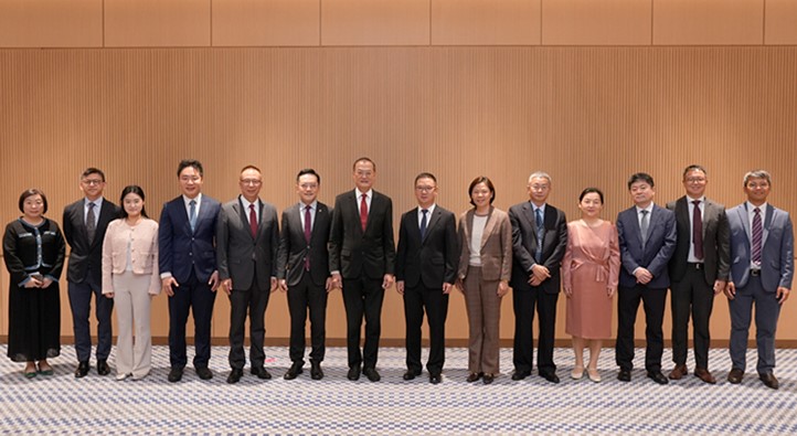 Huang-Guo-meets-with...